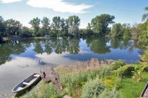 Ferienwohnung mit großer Terrasse am Privatsee